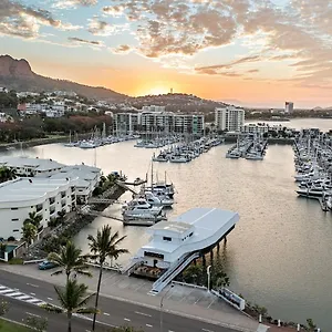 Kapselhotel The Pier Pods On The Water- 50m From Bus Terminal And Ferry Terminal- Passport Id Requried, Townsville